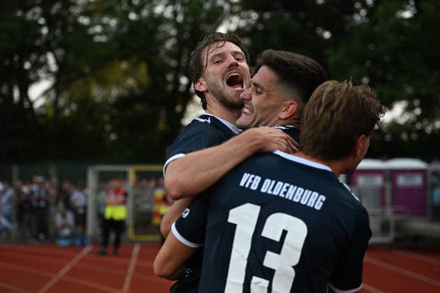 31.07.2026, GER, Fussball, Regionalliga Nord, 1.Spieltag, Saison 2026 2027, Bremen, Platz 11, SV Werder Bremen II U23 vs VfB Oldenburg, Jubel nach dem 0 zu 3 durch Mats FACKLAM( VfB Oldenburg 29 ) Marc SCHRÖDER SCHROEDER ( VfB Oldenburg 20) Linus SCHÄFER SCHAEFER ( VfB Oldenburg 13 ) Bremen Platz 11 Bremen Deutschland Copyright: xnordphotoxGmbHx xRojahnx