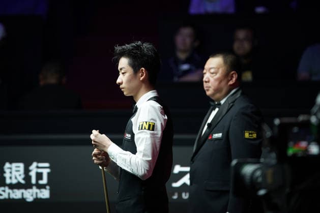 SHANGHAI, CHINA - JULY 31: Wu Yize of China chalks the cue in the semifinal match against Judd Trump of England on Day 5 of the 2026 Snooker Shanghai Masters at Luwan Gymnasium on July 31, 2026 in Shanghai, China.  Copyright: xTaixChengzhex 111657404964