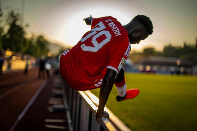 30.07.2026, Fussball Bundesliga 2026 2027, Trainingslager FC Bayern München in Rottach-Egern am Tegernsee (Bayern). Testspiel FC Rottach Egern - FC Bayern München, Bara Sapoko Ndiaye (Bayern München) klettert über die Bande
