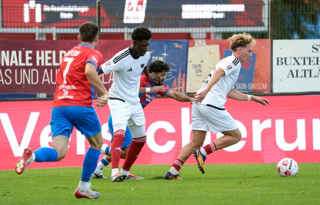 Foto : Allah Aid HAMID (Drochtersen) kommt zu spät gegen Karim Hüneburg ( Phönix , mitte ) und Michel Dammeier ( rechts , Phönix ) Fussball Regionalliga Nord, 1. Spieltag am Fr. 31.07.2026 SV Drochtersen - Phönix Lübeck