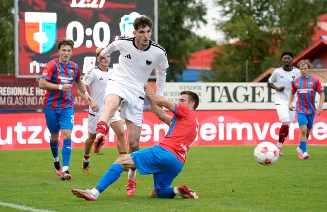 Foto : Jannes Elfers (Drochtersen) gegen Kilian SKOLIK ( Phoenix , links ) Fussball Regionalliga Nord, 1. Spieltag am Fr. 31.07.2026 SV Drochtersen - Phönix Lübeck