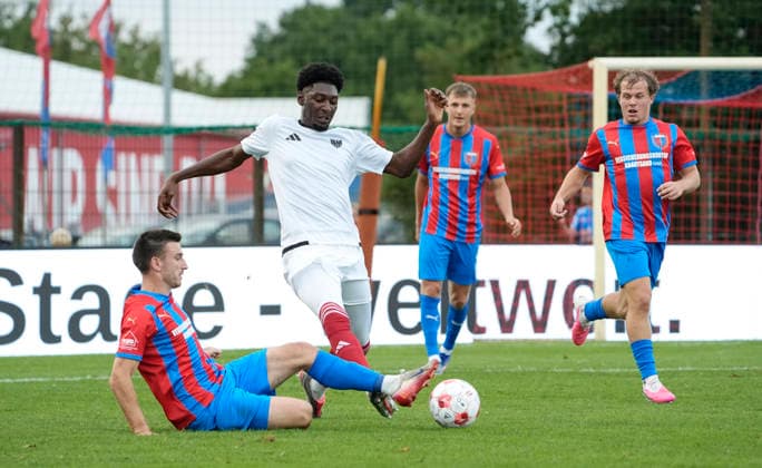 Foto : Karim Hüneburg ( Phönix ) gegen Jannes Elfers (links , Drochtersen) , rechts hinten Dennis ROSIN und Tom SANNE (beide Drochtersen) Fussball Regionalliga Nord, 1. Spieltag am Fr. 31.07.2026 SV Drochtersen - Phönix Lübeck