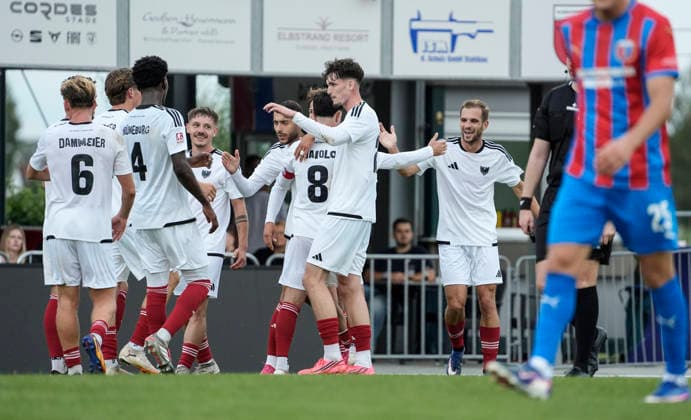 Foto : Torjubel bei den Phoenix Spielern nach dem Treffer zum 0-1 durch Julian Gino Markvoort ( Phönix ) , in der Mitte jubeln Kilian SKOLIK und Moritz KRETZER ( 14 ) und Karim Hüneburg ( 4 ) Fussball Regionalliga Nord, 1. Spieltag am Fr. 31.07.2026 SV Drochtersen - Phönix Lübeck 2 - 1
