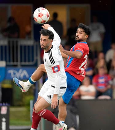 Foto : Fabio Oliveira MAIOLO ( Phönix in weiss , links ) gegen Allah Aid HAMID (Drochtersen) Fussball Regionalliga Nord, 1. Spieltag am Fr. 31.07.2026 SV Drochtersen - Phönix Lübeck 2 - 1