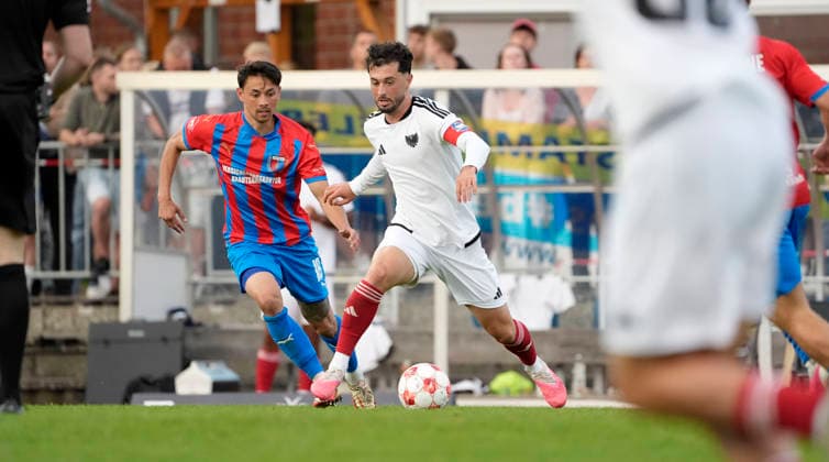 Foto : Fabio Oliveira MAIOLO ( Phönix ) gegen Kevin INGRESO (links , Drochtersen) Fussball Regionalliga Nord, 1. Spieltag am Fr. 31.07.2026 SV Drochtersen - Phönix Lübeck 2 - 1