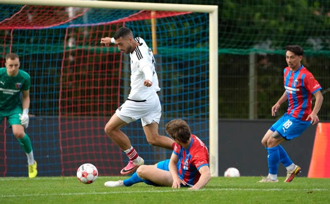 Foto : Matti Steinmann (Drochtersen) grätscht gegen Miguel Fernandes ( Phönix , rechts ) Fussball Regionalliga Nord, 1. Spieltag am Fr. 31.07.2026 SV Drochtersen - Phönix Lübeck 2 - 1