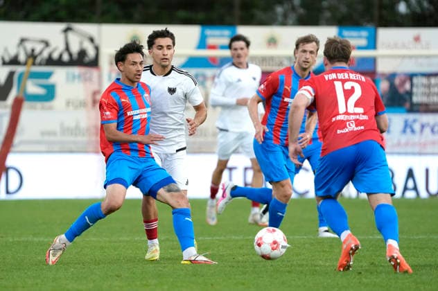 Foto : Kevin INGRESO (links , Drochtersen) gegen Julius Jamal KLITI ( Phönix ) , rechts hinten Matti Steinmann , rechts Nico von der REITH Fussball Regionalliga Nord, 1. Spieltag am Fr. 31.07.2026 SV Drochtersen - Phönix Lübeck 2 - 1