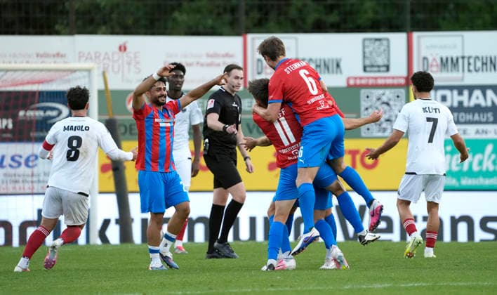 Foto : JUbel bei Drochtersen nach dem verrückten Torschuss ( Bogenlampe ) von Christopher SCHEPP , hier gratulieren Jannes WULFF (11) und Matti Steinmann (6) und links ... Allah Aid HAMID Fussball Regionalliga Nord, 1. Spieltag am Fr. 31.07.2026 SV Drochtersen - Phönix Lübeck 2 - 1