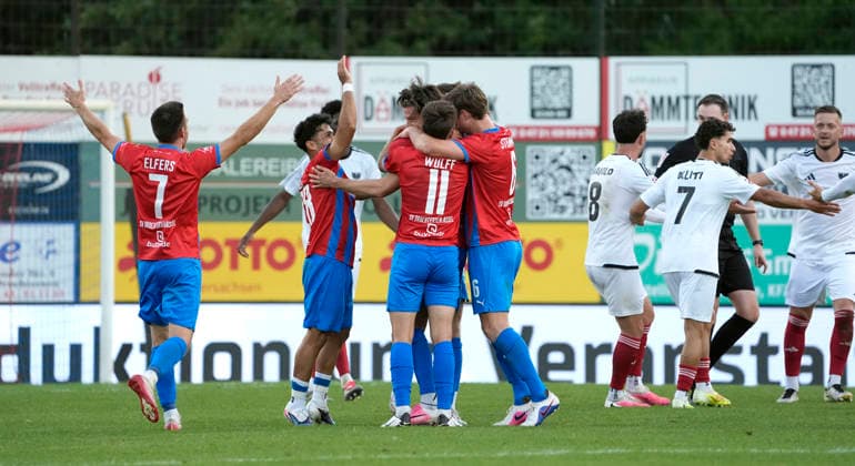 Foto : JUbel bei Drochtersen nach dem verrückten Torschuss ( Bogenlampe ) von Christopher SCHEPP , hier gratulieren Jannes WULFF (11) und Matti Steinmann (6) und links ... Allah Aid HAMID Fussball Regionalliga Nord, 1. Spieltag am Fr. 31.07.2026 SV Drochtersen - Phönix Lübeck 2 - 1