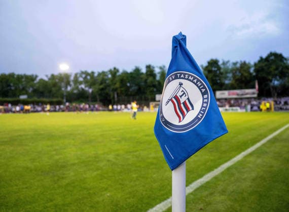 Fussball, Herren, Saison 2026 2027, Regionalliga Nordost (2. Spieltag), SV Tasmania Berlin - FC Erzgebirge Aue, Eckfahne mit Logo von Tasmania, 31.07. 2026, Copyright: xSebastianxRäppold MatthiasxKochx