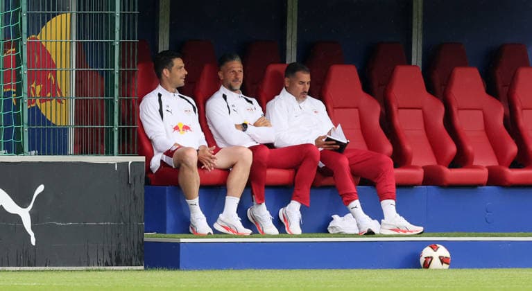 RB Leipzig Ð Verl Testspiel Leipzig, 01.08.2026, Red Bull Campus, Fussball, Testspiel , RB Leipzig vs. SC Verl , Im Bild von links: Co-Trainer Thomas Stefan Buck (RB Leipzig), Trainer Martin Demichelis, RB Leipzig, Co-Trainer Cristian Fiel (RB Leipzig) . , Nur zur redaktionellen Nutzung. Only editorial use. ,