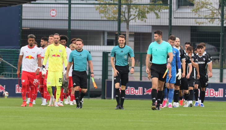 RB Leipzig Ð Verl Testspiel Leipzig, 01.08.2026, Red Bull Campus, Fussball, Testspiel , RB Leipzig vs. SC Verl , Im Bild: Einlauf Begrüßung der Mannschaften. , Nur zur redaktionellen Nutzung. Only editorial use. ,