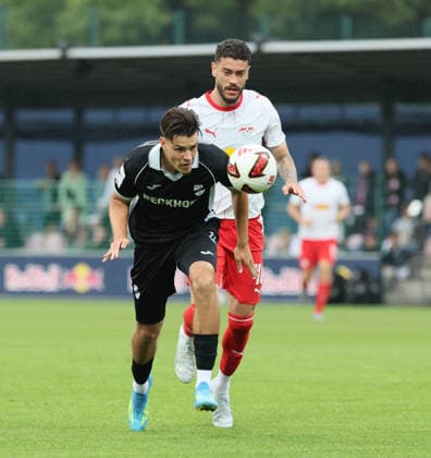 RB Leipzig Ð Verl Testspiel Leipzig, 01.08.2026, Red Bull Campus, Fussball, Testspiel , RB Leipzig vs. SC Verl , Im Bild von vorn: Felix Vogler ( 27, Verl), Romulo (40, RB Leipzig). , Nur zur redaktionellen Nutzung. Only editorial use. ,