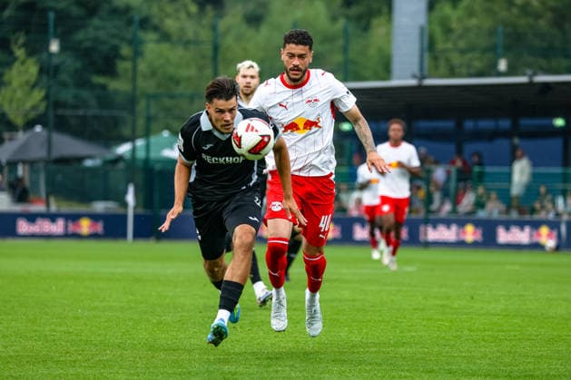 Felix Vogler (SC Verl, 27) Zweikampf, Duell, Kampf Romulo (RB Leipzig, 40) am Ball, RB Leipzig vs SC Verl, Fussball, Testspiel, Saison 2026 27, 01.08..2026,¨ RB Leipzig vs SC Verl, Fussball, Testspiel, Saison 2026 27, 01.08.2026 Leipzig Copyright: xEibner-Pressefoto LauraxRoemerx EP_LRR
