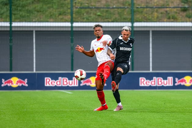 Benjamin Henrichs (RB Leipzig, 39) Zweikampf, Duell, Kampf am Ball Niko Kijewski (SC Verl, 19), RB Leipzig vs SC Verl, Fussball, Testspiel, Saison 2026 27, 01.08..2026,¨ RB Leipzig vs SC Verl, Fussball, Testspiel, Saison 2026 27, 01.08.2026 Leipzig Copyright: xEibner-Pressefoto LauraxRoemerx EP_LRR