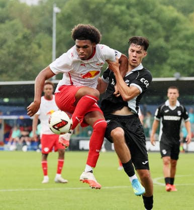 RB Leipzig Ð Verl Testspiel Leipzig, 01.08.2026, Red Bull Campus, Fussball, Testspiel , RB Leipzig vs. SC Verl , Im Bild von links: Samba Konate (45, RB Leipzig), Felix Vogler ( 27, Verl). , Nur zur redaktionellen Nutzung. Only editorial use. ,