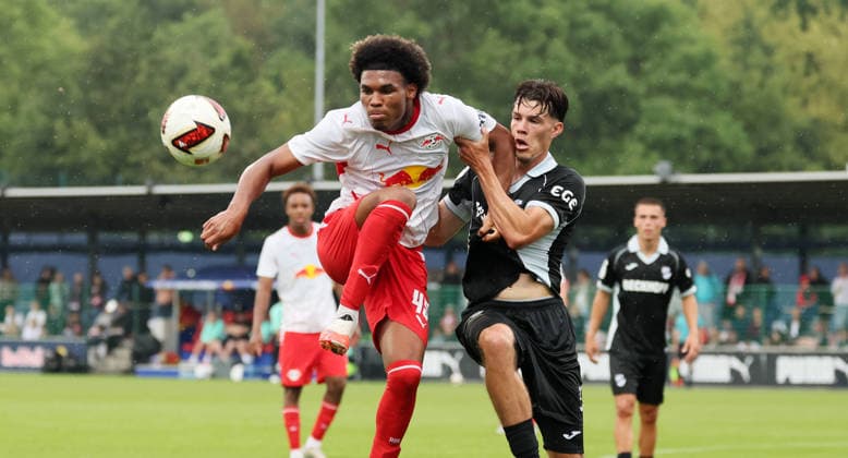 RB Leipzig Ð Verl Testspiel Leipzig, 01.08.2026, Red Bull Campus, Fussball, Testspiel , RB Leipzig vs. SC Verl , Im Bild von links: Samba Konate (45, RB Leipzig), Felix Vogler ( 27, Verl). , Nur zur redaktionellen Nutzung. Only editorial use. ,