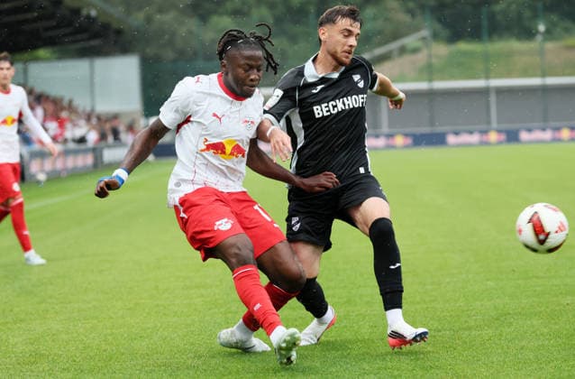 RB Leipzig Ð Verl Testspiel Leipzig, 01.08.2026, Red Bull Campus, Fussball, Testspiel , RB Leipzig vs. SC Verl , Im Bild von links: Johan Bakayoko ( 11, RB Leipzig), Bilal Yalcinkaya ( 10, Verl). , Nur zur redaktionellen Nutzung. Only editorial use. ,