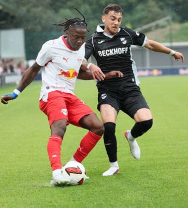 RB Leipzig Ð Verl Testspiel Leipzig, 01.08.2026, Red Bull Campus, Fussball, Testspiel , RB Leipzig vs. SC Verl , Im Bild von links: Johan Bakayoko ( 11, RB Leipzig), Bilal Yalcinkaya ( 10, Verl). , Nur zur redaktionellen Nutzung. Only editorial use. ,