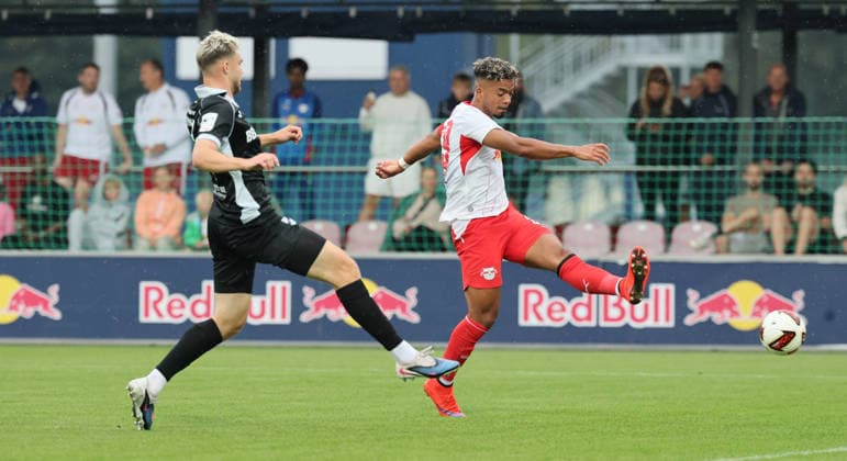 RB Leipzig Ð Verl Testspiel Leipzig, 01.08.2026, Red Bull Campus, Fussball, Testspiel , RB Leipzig vs. SC Verl , Im Bild von links: Paul Lehmann ( 14, Verl), Benjamin Henrichs (39, RB Leipzig) . , Nur zur redaktionellen Nutzung. Only editorial use. ,