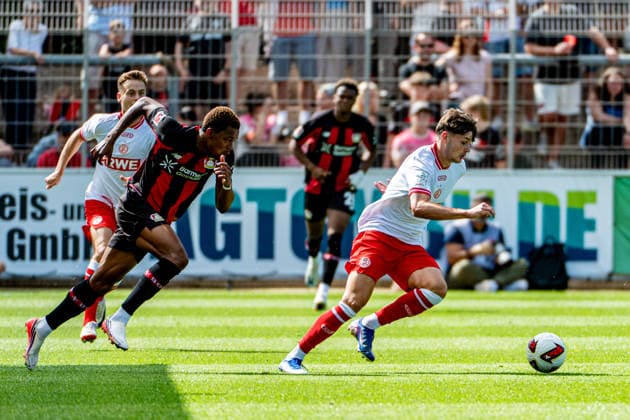 Testspiel Bayer 04 Leverkusen - Rot-Weiss Essen, am 01.08.2026, Ulrich-Haberland-Stadion, Leverkusen. Jeanuel Belocian (Bayer 04 Leverkusen 44), Jaka Äauber PotoÄnik (Rot-Weiss Essen 9), ; Testspiel Bayer 04 Leverkusen - Rot-Weiss Essen, am 01.08.2026, Ulrich-Haberland-Stadion, Leverkusen. Copyright: xBEAUTIFULxSPORTS Erlhofx
