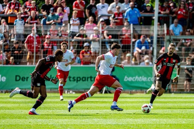 Testspiel Bayer 04 Leverkusen - Rot-Weiss Essen, am 01.08.2026, Ulrich-Haberland-Stadion, Leverkusen. Jeanuel Belocian (Bayer 04 Leverkusen 44), Jaka Äauber PotoÄnik (Rot-Weiss Essen 9), Robert Andrich (Bayer 04 Leverkusen 8), ; Testspiel Bayer 04 Leverkusen - Rot-Weiss Essen, am 01.08.2026, Ulrich-Haberland-Stadion, Leverkusen. Copyright: xBEAUTIFULxSPORTS Erlhofx
