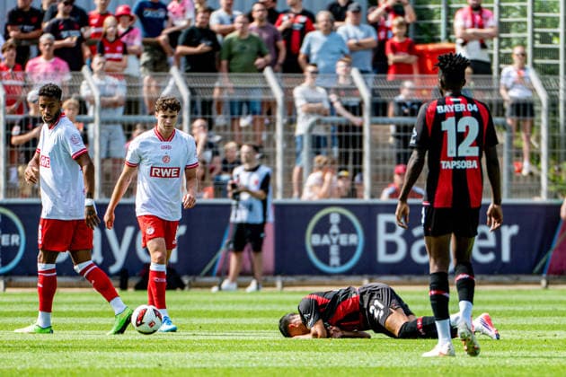 Testspiel Bayer 04 Leverkusen - Rot-Weiss Essen, am 01.08.2026, Ulrich-Haberland-Stadion, Leverkusen. Lucas Vazquez (Bayer 04 Leverkusen 21), liegt nach einem Foul am Boden. Edmond Tapsoba (Bayer 04 Leverkusen 12), ; Testspiel Bayer 04 Leverkusen - Rot-Weiss Essen, am 01.08.2026, Ulrich-Haberland-Stadion, Leverkusen. Copyright: xBEAUTIFULxSPORTS Erlhofx