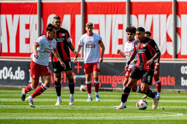 Testspiel Bayer 04 Leverkusen - Rot-Weiss Essen, am 01.08.2026, Ulrich-Haberland-Stadion, Leverkusen. Noah Pesch (Rot-Weiss Essen 11), Robert Andrich (Bayer 04 Leverkusen 8), Ezequiel Fernandez (Bayer 04 Leverkusen 6), ; Testspiel Bayer 04 Leverkusen - Rot-Weiss Essen, am 01.08.2026, Ulrich-Haberland-Stadion, Leverkusen. Copyright: xBEAUTIFULxSPORTS Erlhofx