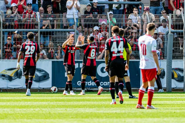 Testspiel Bayer 04 Leverkusen - Rot-Weiss Essen, am 01.08.2026, Ulrich-Haberland-Stadion, Leverkusen. Torjubel. Ben Hawighorst (Bayer 04 Leverkusen 29), Ezequiel Fernandez (Bayer 04 Leverkusen 6), Jeanuel Belocian (Bayer 04 Leverkusen 44), ; Testspiel Bayer 04 Leverkusen - Rot-Weiss Essen, am 01.08.2026, Ulrich-Haberland-Stadion, Leverkusen. Copyright: xBEAUTIFULxSPORTS Erlhofx