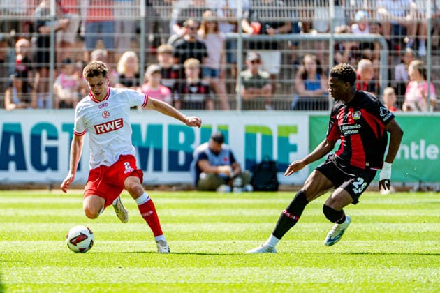 Testspiel Bayer 04 Leverkusen - Rot-Weiss Essen, am 01.08.2026, Ulrich-Haberland-Stadion, Leverkusen. Michael Kostka (Rot-Weiss Essen 2), Ben Hawighorst (Bayer 04 Leverkusen 29), ; Testspiel Bayer 04 Leverkusen - Rot-Weiss Essen, am 01.08.2026, Ulrich-Haberland-Stadion, Leverkusen. Copyright: xBEAUTIFULxSPORTS Erlhofx