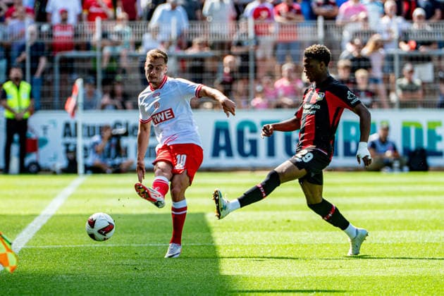 Testspiel Bayer 04 Leverkusen - Rot-Weiss Essen, am 01.08.2026, Ulrich-Haberland-Stadion, Leverkusen. Marvin Obuz (Rot-Weiss Essen 10), Ben Hawighorst (Bayer 04 Leverkusen 29), ; Testspiel Bayer 04 Leverkusen - Rot-Weiss Essen, am 01.08.2026, Ulrich-Haberland-Stadion, Leverkusen. Copyright: xBEAUTIFULxSPORTS Erlhofx