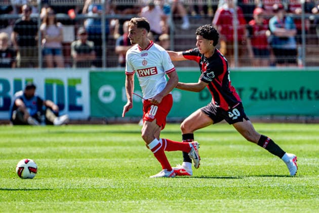 Testspiel Bayer 04 Leverkusen - Rot-Weiss Essen, am 01.08.2026, Ulrich-Haberland-Stadion, Leverkusen. Marvin Obuz (Rot-Weiss Essen 10), Ibrahim Maza (Bayer 04 Leverkusen 30), ; Testspiel Bayer 04 Leverkusen - Rot-Weiss Essen, am 01.08.2026, Ulrich-Haberland-Stadion, Leverkusen. Copyright: xBEAUTIFULxSPORTS Erlhofx