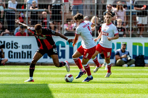 Testspiel Bayer 04 Leverkusen - Rot-Weiss Essen, am 01.08.2026, Ulrich-Haberland-Stadion, Leverkusen. Jeanuel Belocian (Bayer 04 Leverkusen 44), Jaka Äauber PotoÄnik (Rot-Weiss Essen 9), Marvin Obuz (Rot-Weiss Essen 10), ; Testspiel Bayer 04 Leverkusen - Rot-Weiss Essen, am 01.08.2026, Ulrich-Haberland-Stadion, Leverkusen. Copyright: xBEAUTIFULxSPORTS Erlhofx