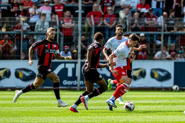 Testspiel Bayer 04 Leverkusen - Rot-Weiss Essen, am 01.08.2026, Ulrich-Haberland-Stadion, Leverkusen. Robert Andrich (Bayer 04 Leverkusen 8), Jeanuel Belocian (Bayer 04 Leverkusen 44), Jaka Äauber PotoÄnik (Rot-Weiss Essen 9), ; Testspiel Bayer 04 Leverkusen - Rot-Weiss Essen, am 01.08.2026, Ulrich-Haberland-Stadion, Leverkusen. Copyright: xBEAUTIFULxSPORTS Erlhofx