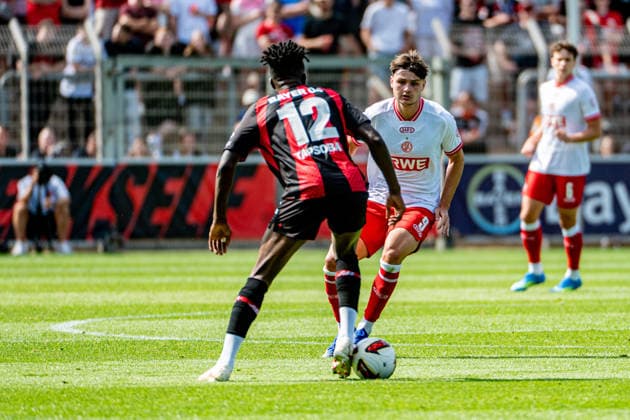 Testspiel Bayer 04 Leverkusen - Rot-Weiss Essen, am 01.08.2026, Ulrich-Haberland-Stadion, Leverkusen. Edmond Tapsoba (Bayer 04 Leverkusen 12), Jaka Äauber PotoÄnik (Rot-Weiss Essen 9), ; Testspiel Bayer 04 Leverkusen - Rot-Weiss Essen, am 01.08.2026, Ulrich-Haberland-Stadion, Leverkusen. Copyright: xBEAUTIFULxSPORTS Erlhofx