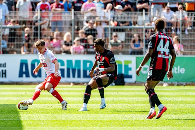 Testspiel Bayer 04 Leverkusen - Rot-Weiss Essen, am 01.08.2026, Ulrich-Haberland-Stadion, Leverkusen. Michael Kostka (Rot-Weiss Essen 2), Ben Hawighorst (Bayer 04 Leverkusen 29), Jeanuel Belocian (Bayer 04 Leverkusen 44), ; Testspiel Bayer 04 Leverkusen - Rot-Weiss Essen, am 01.08.2026, Ulrich-Haberland-Stadion, Leverkusen. Copyright: xBEAUTIFULxSPORTS Erlhofx