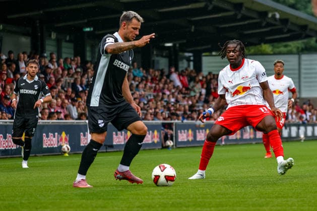 Paul Lehmann (SC Verl, 14) am Ball, Johan Bakayoko (RB Leipzig, 11), RB Leipzig vs SC Verl, Fussball, Testspiel, Saison 2026 27, 01.08..2026,¨ RB Leipzig vs SC Verl, Fussball, Testspiel, Saison 2026 27, 01.08.2026 Leipzig Copyright: xEibner-Pressefoto LauraxRoemerx EP_LRR