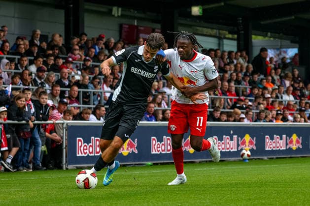 Felix Vogler (SC Verl, 27) Zweikampf, Duell, Kampf Johan Bakayoko (RB Leipzig, 11), RB Leipzig vs SC Verl, Fussball, Testspiel, Saison 2026 27, 01.08..2026,¨ RB Leipzig vs SC Verl, Fussball, Testspiel, Saison 2026 27, 01.08.2026 Leipzig Copyright: xEibner-Pressefoto LauraxRoemerx EP_LRR