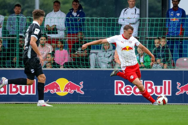 Lukas Klostermann (RB Leipzig, 16) schuss, schiesst den Ball, RB Leipzig vs SC Verl, Fussball, Testspiel, Saison 2026 27, 01.08..2026,¨ RB Leipzig vs SC Verl, Fussball, Testspiel, Saison 2026 27, 01.08.2026 Leipzig Copyright: xEibner-Pressefoto LauraxRoemerx EP_LRR