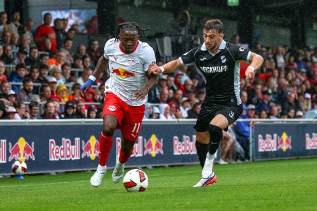 Johan Bakayoko (RB Leipzig, 11) Zweikampf, Duell, Kampf Bilal Yalcinkaya (SC Verl, 10), RB Leipzig vs SC Verl, Fussball, Testspiel, Saison 2026 27, 01.08..2026,¨ RB Leipzig vs SC Verl, Fussball, Testspiel, Saison 2026 27, 01.08.2026 Leipzig Copyright: xEibner-Pressefoto LauraxRoemerx EP_LRR