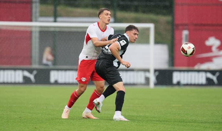 RB Leipzig Ð Verl Testspiel Leipzig, 01.08.2026, Red Bull Campus, Fussball, Testspiel , RB Leipzig vs. SC Verl , Im Bild von links: Maxime Esteve ( 3, RBL), Tim Heike ( 25, Verl) . , Nur zur redaktionellen Nutzung. Only editorial use. ,