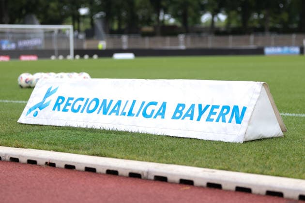 01.08.2026, Herren, Fussball, Saison 2026 2027, Regionalliga Bayern, 2. Spieltag: 1. FC Schweinfurt 1905 - TSV 1860 München Bande auf dem grünen Spielfeld mit Schriftzug Regionalliga Bayern Schweinfurt Riedel-Bau-Arena im Sachs-Stadio Bayern Unterfranken Deutschland
