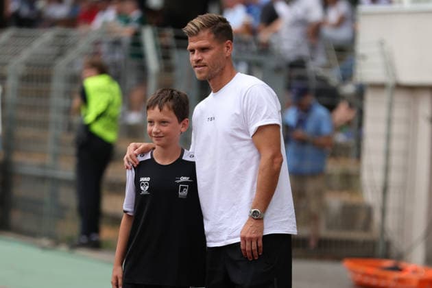 01.08.2026, Herren, Fussball, Saison 2026 2027, Regionalliga Bayern, 2. Spieltag: 1. FC Schweinfurt 1905 - TSV 1860 München Florian Niederlechner (1860 München, 07) mit Fan vor dem Spiel Schweinfurt Riedel-Bau-Arena im Sachs-Stadio Bayern Unterfranken Deutschland