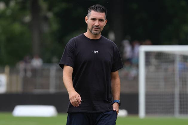 01.08.2026, Herren, Fussball, Saison 2026 2027, Regionalliga Bayern, 2. Spieltag: 1. FC Schweinfurt 1905 - TSV 1860 München Cheftrainer Alper Kayabunar (1860 München), Einzelfoto Schweinfurt Riedel-Bau-Arena im Sachs-Stadio Bayern Unterfranken Deutschland