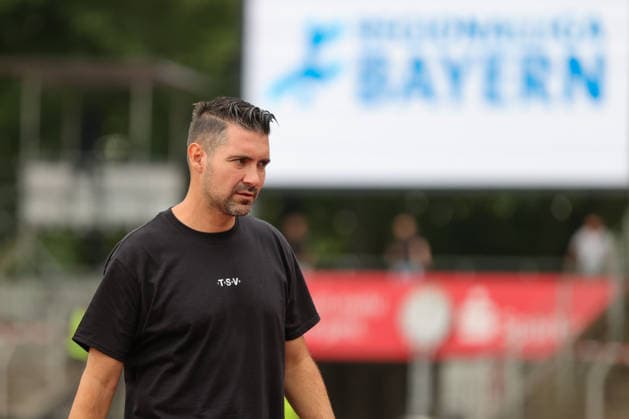 01.08.2026, Herren, Fussball, Saison 2026 2027, Regionalliga Bayern, 2. Spieltag: 1. FC Schweinfurt 1905 - TSV 1860 München Cheftrainer Alper Kayabunar (1860 München), Einzelfoto Schweinfurt Riedel-Bau-Arena im Sachs-Stadio Bayern Unterfranken Deutschland