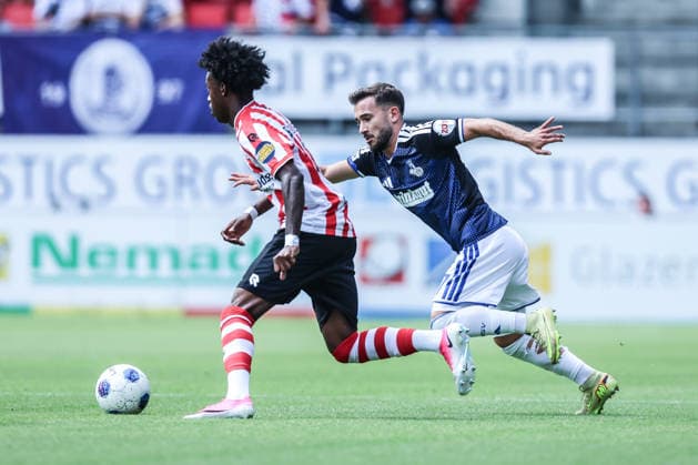 Fussball, 3.Liga Saison 2026 2027 Testspiel Sparta Rotterdam - MSV Duisburg 01.08.2026, Sparta Stadion Het Kasteel Can Coskun (MSV Duisburg, 27) Zweikampf Rotterdam Sparta Stadion Het Kasteel Niederlande