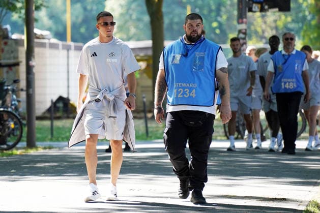 01.08.2026, Fussball, Köln, 1. FC Köln Saisoneröffnung, Said El Mala, FC Köln, mit Bodyguard zur Autogrammstunde,