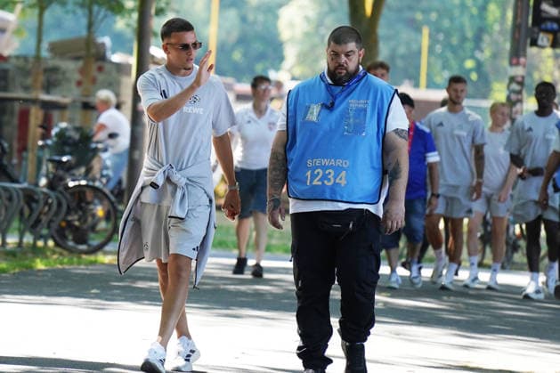 01.08.2026, Fussball, Köln, 1. FC Köln Saisoneröffnung, Said El Mala, FC Köln, mit Bodyguard zur Autogrammstunde