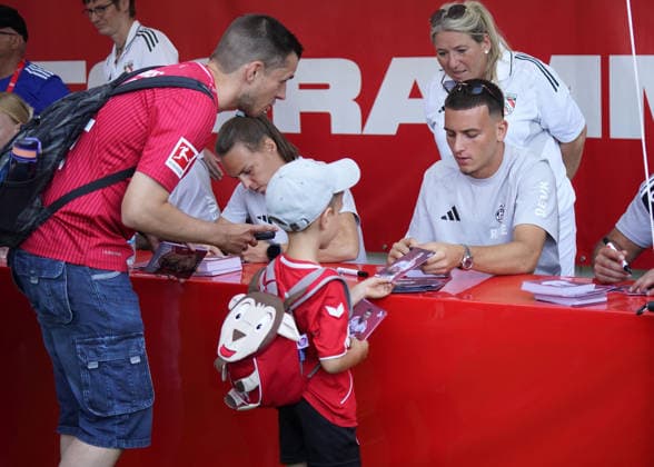 01.08.2026, Fussball, Köln, 1. FC Köln Saisoneröffnung, Said El Mala, FC Köln, schreibt autogramm ,Autogrammstunde,