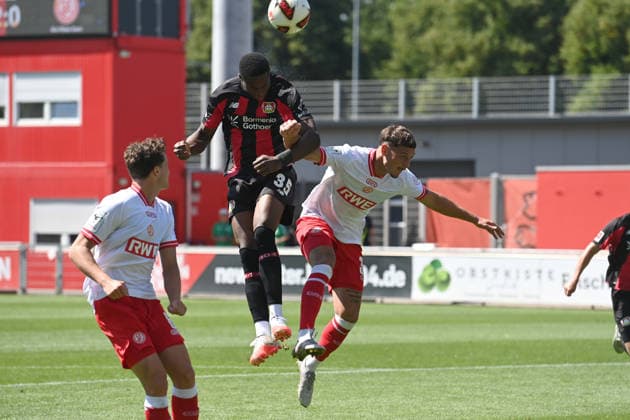 Christian KOFANE (LEV) Kopfballduell, Aktion, Zweikampf, gegen Luca BAZZOLI (RWE) Fussball 1. Bundesliga, Testspiel, testmatch, friendly match, Freundschaftsspiel, Bayer Leverkusen (LEV) - Rot Weiss Essen 3-0, am 01.08.2026 in Leverkusen Deutschland. DFL regulations prohibit any use of photographs as image sequences and or quasi-video Â